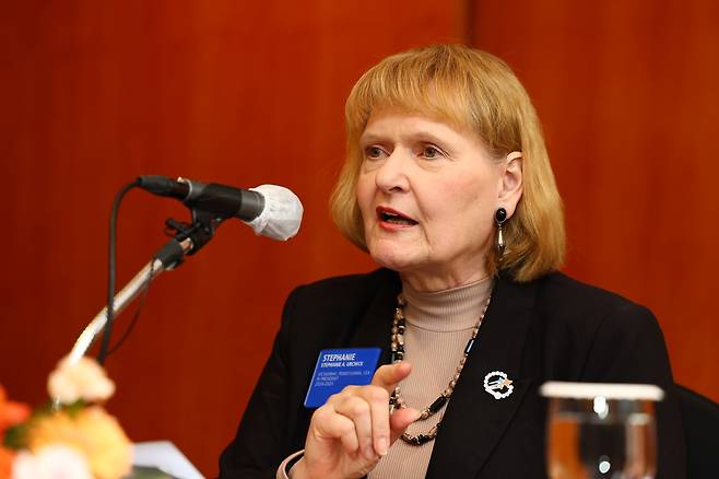 국제 민간봉사단체인 국제로타리의 스테파니 얼칙 회장이 25일 서울 중구 롯데호텔에서 열린 기자회견에서 취재진의 질문에 답하고 있다.  [연합]