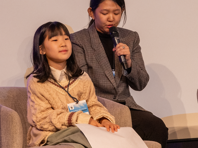 지난 24일 부산 해운대구에서 ‘해양 환경을 포함한 플라스틱 오염 종식을 위한 국제협약’ 성안을 촉구하는 서명 전달식에 참석한 기후활동가 김한나 어린이 [세계자연기금(WWF) 제공]