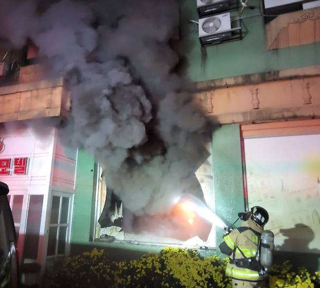 [화성=뉴시스] 25일 오후 10시8분께 화성시 봉담읍의 한 모텔에 불이 났다. (사진=경기도소방재난본부 제공) 2024.11.26. photo@newsis.com *재판매 및 DB 금지