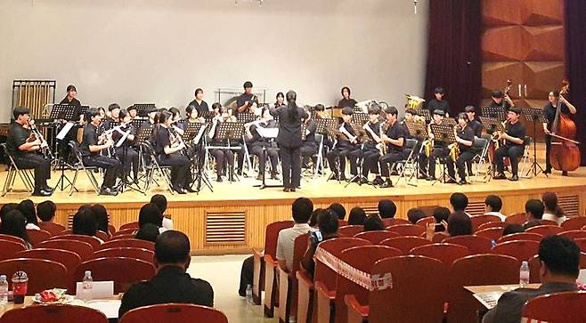 [단양=뉴시스] 이병찬 기자 = 충북 단양교육지원청은 소백산중학교 오케스트라가 48회 대한민국관악경연대회에서 금상을 수상했다고 19일 밝혔다. 사진은 12일 대전 국립중앙과학관 사이언스홀에서의 연주 모습.(사진=단양교육지원청 제공)2024.08.19.photo@newsis.com  *재판매 및 DB 금지