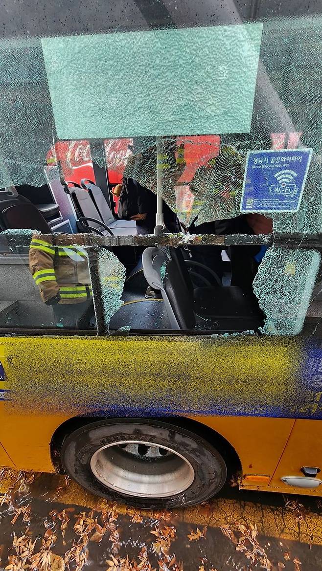 [성남=뉴시스] 26일 오전 11시48분 경기 성남시 수정구 태평동 수인분당선 가천대역 3번 출구 앞 전철 간판이 강풍에 쓰러지면서 버스를 강타, 70대 여성이 다치는 사고가 났다. (사진=경기도소방재난본부 제공) 2024.11.26. photo@newsis.com *재판매 및 DB 금지