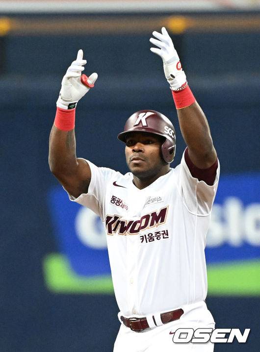 [OSEN=고척, 이대선 기자] 4일 오후 서울 고척스카이돔에서 2022 신한은행 SOL KBO리그 포스트시즌 한국시리즈 3차전 키움 히어로즈와 SSG 랜더스의 경기가 열렸다.4회말 1사에서 키움 푸이그가 좌중간 2루타를 치고 환호하고 있다. 2022.11.04 /sunday@osen.co.kr