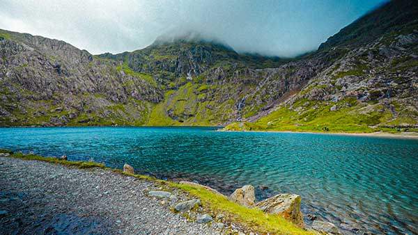 마이너스 트랙으로 오르면 호수를 바로 코앞까지 다가가 볼 수 있다.
