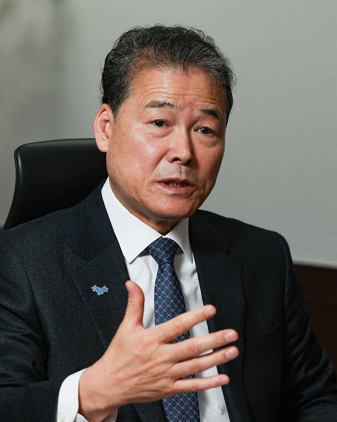 김영호 통일부 장관이 21일 서울 광화문 정부서울청사 통일부 장관 집무실에서 세계일보와 인터뷰를 갖고, 북한의 우크라이나 파병과 북한 인권 상황, 김정은 국무위원장의 동향 등 현안에 대해 이야기하고 있다. 최상수 기자