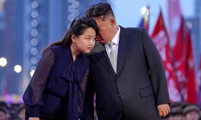 북한 수도 평양의 북쪽에 새로운 거리인 '전위거리'가 완공돼 지난 5월 14일 김정은 국무위원장과 딸 주애가 참석한 가운데 준공식이 열렸다고 조선중앙TV가 15일 보도했다. 조선중앙TV 화면 캡처