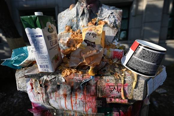 동덕여자대학교의 남녀공학 전환 추진 논의가 알려진 12일  서울 성북구 동덕여대 내 조형물에 학생들이 항의한 흔적이 남아있다. 학교 측은 남녀공학 전환에 대해 확정된 사안이 아니라는 입장을 밝혔다. 2024.11.12 홍윤기 기자