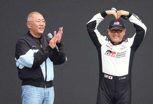 10월 27일 오후 경기도 용인시 에버랜드 스피드웨이에서 열린 '현대 N x 토요타 가주 레이싱(Hyundai N x TOYOTA GAZOO Racing) 페스티벌'에서 정의선 현대자동차그룹 회장과 도요다 아키오 일본 도요타자동차그룹 회장이 함께 인사하고 있다. 사진제공=현대차