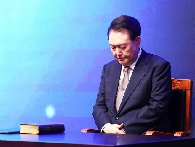 윤석열 대통령이 11월22일 서울 중구 신라호텔에서 열린 제56회 국가조찬기도회에서 기도하고 있다.ⓒ대통령실통신사진기자단