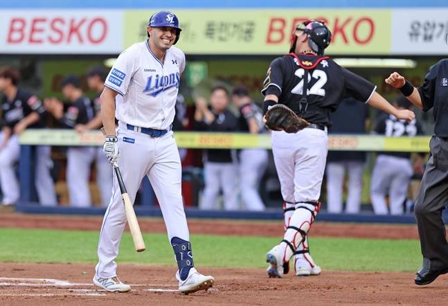 지난 7월 26일 KT전 1회말 타석에서 통증을 호소하고 있는 카디네스. /사진=삼성 라이온즈 제공