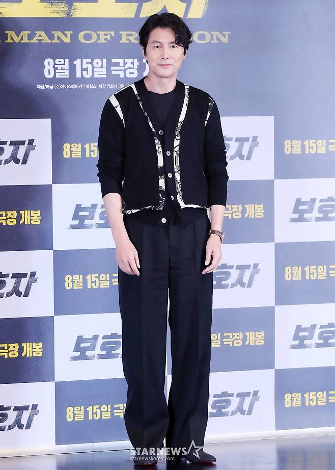 감독 겸 배우 정우성이 9일 오후 서울 광진구 건대입구 롯데시네마에서 진행된 영화 '보호자' 언론시사회 및 기자간담회에 참석해 포즈를 취하고 있다.  정우성 감독의 첫 장 영화인 '보호자'는 10년 만에 출소해 몰랐던 딸의 존재를 알고 평범하게 살기를 원하는 수혁과 그를 노리는 이들 사이의 이야기를 그린 액션 영화다. 오는 15일 개봉. 2023.08.09 /사진=김창현