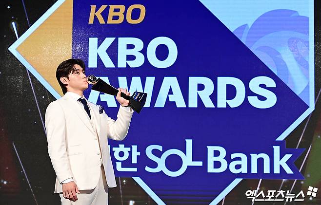 26일 오후 서울 신천동 롯데호텔 월드 크리스탈볼룸에서 열린 '2024 신한은행 SOL Bank KBO 시상식'에 참석한 KIA 김도영이 MVP 트로피에 키스를 하고 있다. 잠실, 박지영 기자