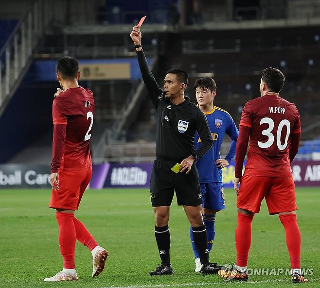 '퇴장' (울산=연합뉴스) 김용태 기자 = 26일 울산 문수축구경기장에서 열린 아시아축구연맹(AFC) 챔피언스리그(ACL) 엘리트(ACLE) 울산 HD와 중국 상하이 하이강의 경기에서 상하이 리앙이 퇴장당하고 있다. 2024.11.26 yongtae@yna.co.kr