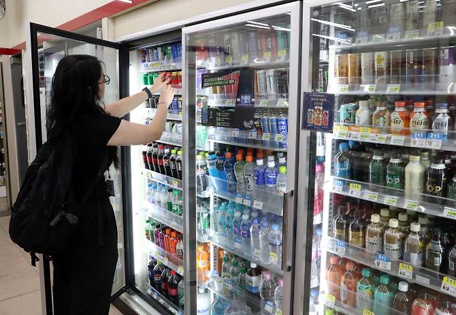 [이데일리 김태형 기자] 서울 시내 한 편의점에서 소비자가 음료를 구입하고 있다.