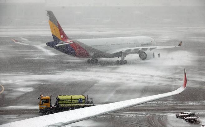 수도권을 중심으로 큰 눈이 내린 27일 인천국제공항 제1터미널에서 항공기가 이륙을 위해 활주로로 이동하고 있다. (사진=연합뉴스)