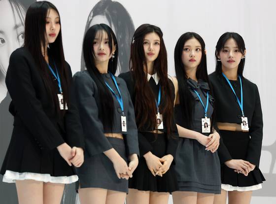 걸그룹 뉴진스가 지난 3월 22일 인천국제공항에서 열린 인천공항본부세관 홍보대사 위촉식에 참석하고 있다. 〈사진=연합뉴스〉