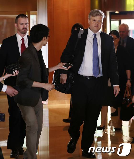 제이미슨 그리어(Jamieson Greer) 전 미국 무역대표부 대표 비서실장(왼쪽) 이 2017년 서울 중구 소공동 롯데호텔에서 열린 한미 FTA 공동위원회에 참석하고 있다. 2017.8.22/뉴스1 ⓒ News1 오대일 기자