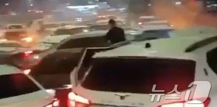 수도권과 강원지역에 대설특보가 내려진 27일 오후 5시 49분쯤 강원 원주시 호저면 만종리의 한 도로에서 53대의 차량이 추돌하는 사고가 발생, 파손된 차량이 도로를 가득 메우고 있다. (독자제공) 2024.11.27/뉴스1