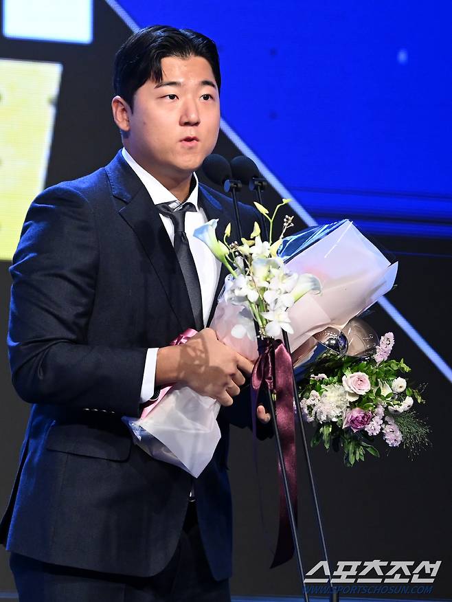 26일 롯데호텔월드에서 열린 2024 KBO 시상식,퓨쳐스 퓨쳐스 남부리그 평균자책점상과 승리상을 수상한 LG 송승기가 소감을 전하고 있다. 잠실=허상욱 기자 wook@sportschosun.com/2024.11.26/