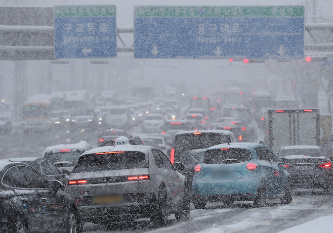 많은 눈이 내린 11월 27일 서울의 도로가 교통정체를 빚었