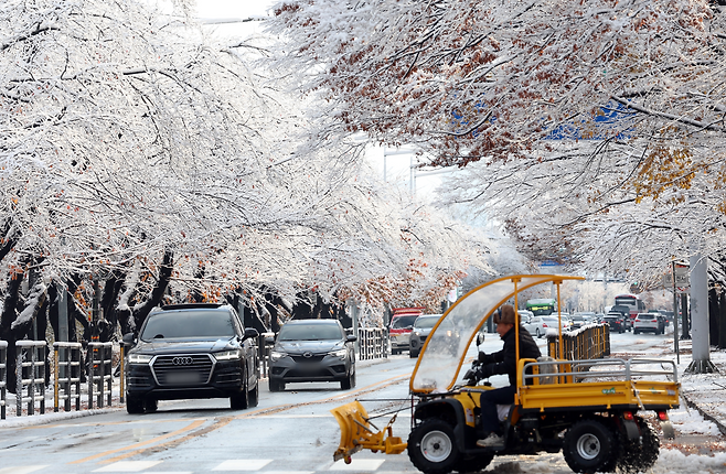 출근길 제설 작업 진행 중인 모습