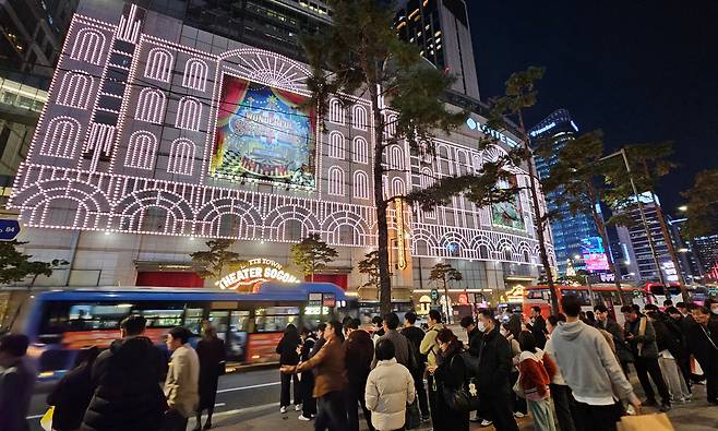 2024년 11월 25일 서울 중구 소공동 롯데백화점 본점의 크리스마스 장식을 시민들이 길 건너편에서 관람하고 있다./전기병 기자