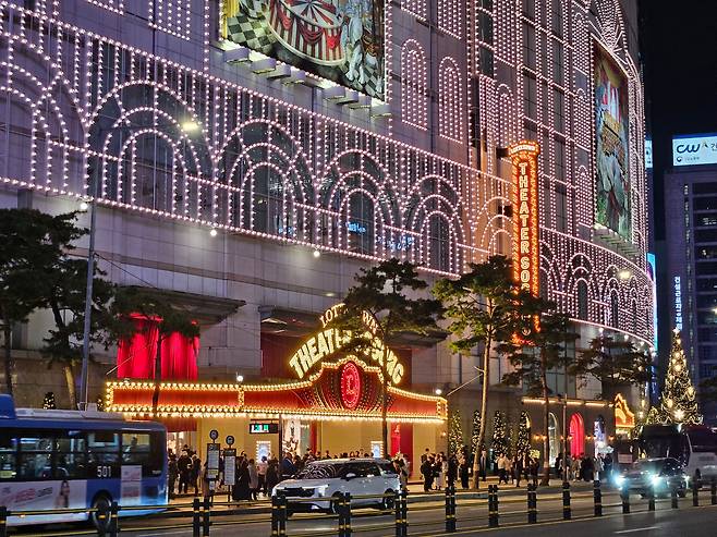 2024년 11월 25일 서울 중구 소공동 롯데백화점 본점의 성탄 장식. 원더풀 쇼타임을 테마로 1900년대 브로드웨이 뮤지컬 극장가를 걷는 듯한 느낌으로 꾸몄다./전기병 기자