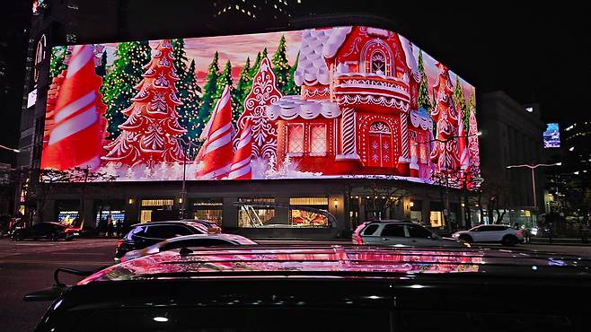 11월 25일 서울 중구 신세계백화점 본점 '신세계스퀘어'에서 화려한 영상이 나오고 있다. 초대형 디지털 디스플레이에 '크리스마스의 순간들을 찾아서'라는 주제로 한 영상이 펼쳐지고 있다./전기병 기자