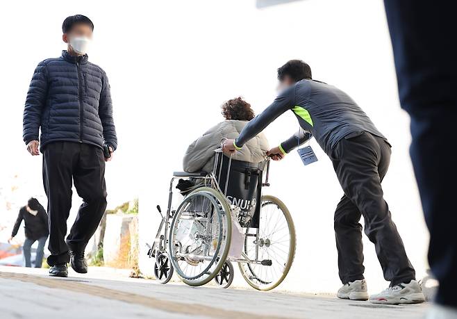 서울 시내 한 대형병원에서 한 환자가 휠체어를 타고 오르막길을 이동하고 있다. /연합뉴스