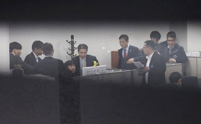 김건희 여사 공천 개입 의혹과 미래한국연구소의 불법 여론조사 의혹 사건 핵심 인물인 명태균 씨를 수사 중인 검찰 수사관들이 27일 오후 서울 여의도 국회 의원회관의 국민의힘 기획조정국 사무실을 압수수색하고 있다. 윤운식 선임기자 yws@hani.co.kr