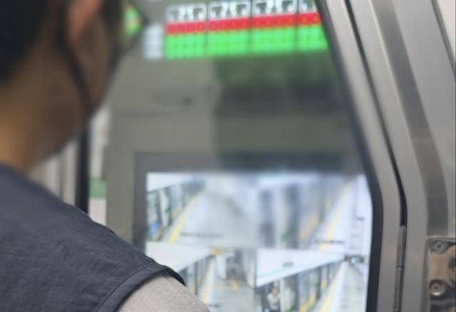 20일 오전 서울지하철 2호선 내 한 열차에서 차장 A씨가 스크린도어에 부착된 상황판에서 승강장 개폐 여부를 확인하고 있다. 노조 제공