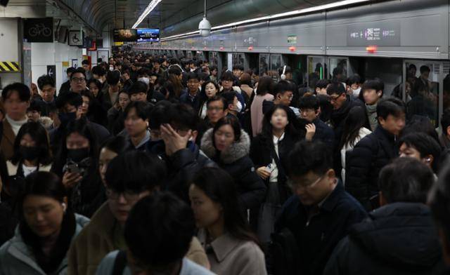 27일 오전 서울 종로구 지하철 5호선 광화문역이 시민들로 붐비고 있다. 뉴시스