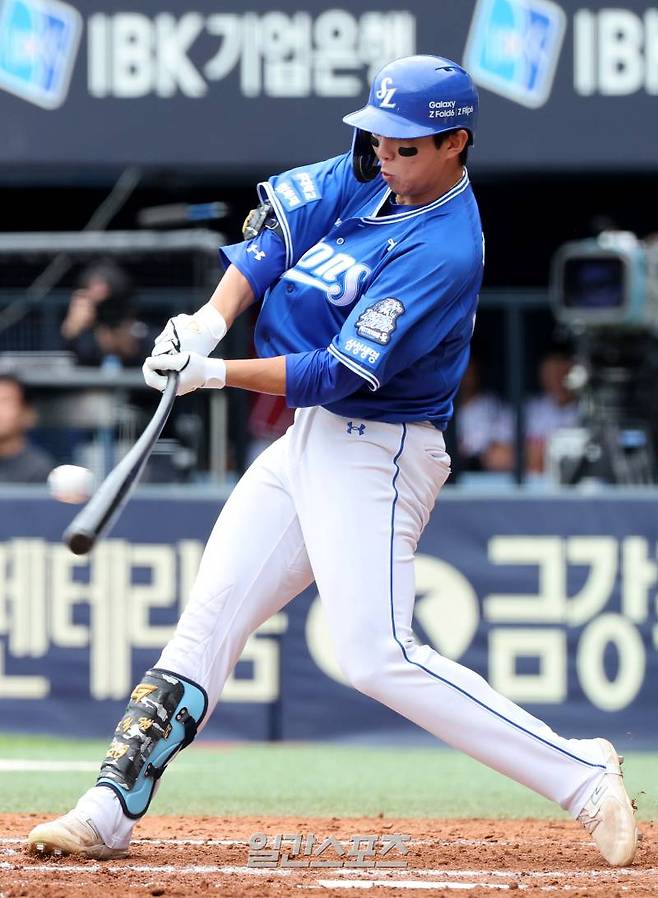 2024 프로야구 KBO 포스트시즌 LG트윈스와 삼성라이온즈의 플레이오프(PO) 4차전 경기가 19일 오후 서울 잠실야구장에서 열렸다. 5회초 무사 김영웅이 엔스를 상대로 팀의 첫 안타를 치고 있다. 잠실=김민규 기자 mgkim1@edaily.co.kr /2024.10.19/