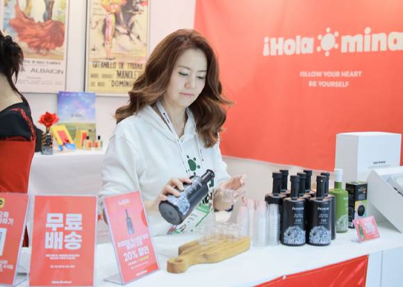 손미나의 올라미나는 오는 28일부터 12월 1일까지 코엑스 마곡 르웨스트에서 열리는 서울리빙디자인페어에 참가한다. 사진은 올해 2월 서울리빙디자인페어에 참가한 모습. [사진=올라미나]