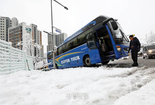 서울 종로구 서울시교육청 앞 도로에 버스가 올라가지 못한 채 정차해 있다. 권도현 기자