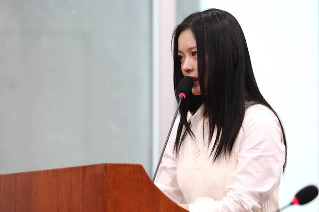 뉴진스 멤버 하니 팜이 국회에서 열린 환경노동위원회의 국정감사에서 마지막 발언을 하며 눈물을 흘리고 있다. 국회사진기자단