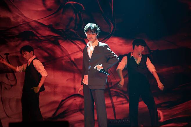 Jay B performs ″Cloud nine″ during a showcase on Nov. 27 at Yes 24 Live Hall in Gwangjin District, eastern Seoul. [DANIELA GONZALEZ PEREZ]