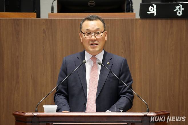 충남도의회 주진하 의원이 27일 열린 제356회 정례회 제3차 본회의에서 도정질문을 하고 있다.