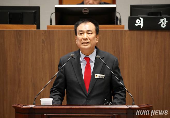 충남도의회 방한일 의원이 지난 26일 열린 제356회 정례회 제3차 본회의에서 도정질문을 하고 있다.