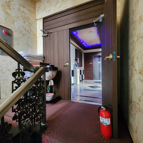 26일 오후 화성시 봉담읍의 한 모텔 내부 비상계단에 방화문이 소화기로 고정된 채 열려 있는 모습. 한준호기자