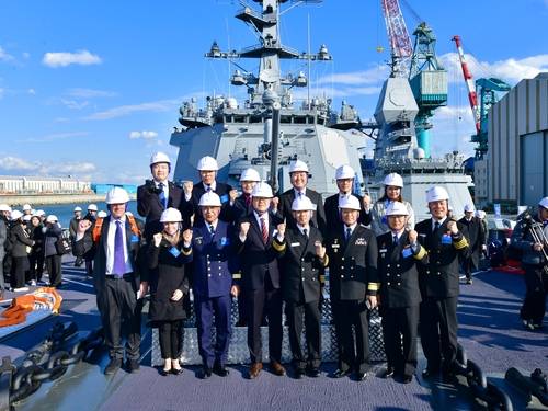 27일 울산 HD현대조선소에서 열린 정조대왕급 구축함 인도서명식에 참석한 관계자와 주한외교사절이 기념촬영을 하고 있다. [HD현대중공업]