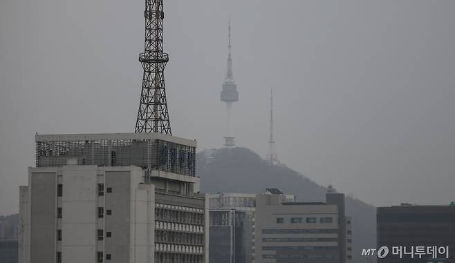 [서울=뉴시스] 정병혁 기자 = 서울을 비롯한 수도권의 초미세먼지 농도가 나쁨 수준을 보인 21일 서울 도심이 뿌옇게 보이고 있다. 2024.11.21. jhope@newsis.com /사진=정병혁