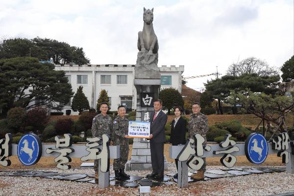 지난 26일 육군 9사단 백마부대에서 강준서 한화에어로스페이스 임원(오른쪽 세번째)과 박진원 9사단장(왼쪽 두번째) 등 양측 관계자들이 위문금 전달 후 기념촬영을 하고 있다. /사진제공=한화에어로스페이스
