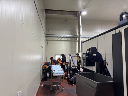 27일 추락사고로 2명이 중상을 입은 경남 진주시 상대동 항공기부품제조공장. 천정 패널이 내려앉아 있다. 경남소방본부제공