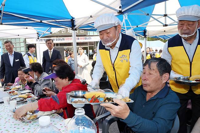 [서울=뉴시스] 이상민 행정안전부 장관이 지난 4월26일 충남 태안군민체육관에서 열린 태안군 온기나눔 행복행사에 참석해 사랑의 밥차 무료급식 봉사활동을 하고 있다. (사진=행정안전부 제공) 2024.04.26. photo@newsis.com *재판매 및 DB 금지