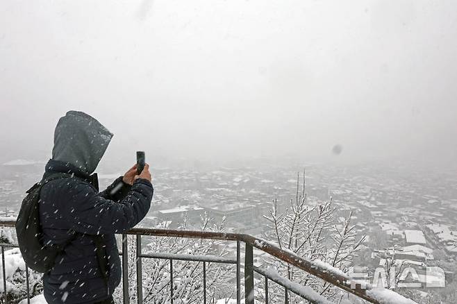 [서울=뉴시스] 김금보 기자 = 서울에 역대 11월 중 가장 많은 적설량을 기록된 27일 오후 서울 종로구 인왕산에서 바라본 서울 도심이 눈에 뒤덮여있다. 2024.11.27. kgb@newsis.com