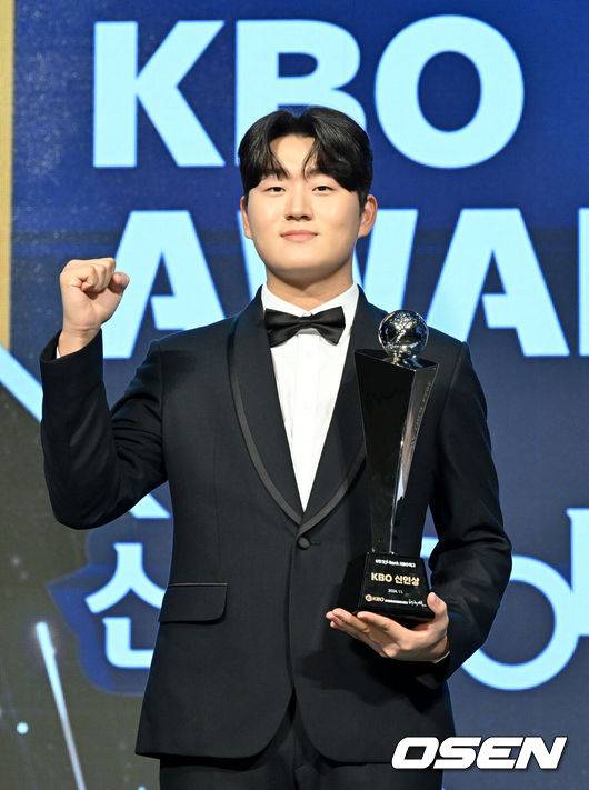 [OSEN=조은정 기자] 2024 신한 SOL뱅크 KBO 시상식이 26일 오후 서울 송파구 롯데호텔 월드 크리스탈볼룸에서 열렸다.이날 시상식에서는 퓨처스(2군)리그, KBO리그 투타 개인 부문별 1위 선수와 KBO 수비상에 대한 시상과 함께 정규시즌 최우수선수(MVP)와 신인상 주인공이 발표됐다.신인상을 수상한 두산 김택연이 포즈를 취하고 있다. 2024.11.26 /cej@osen.co.kr