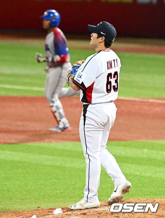 [OSEN=타이베이(대만), 이대선 기자] 14일 오후 대만 타이베이 티엔무야구장에서 세계야구소프트볼연맹(WBSC) 프리미어12 2024 B조 2차전 대한민국과 쿠바의 경기가 열렸다.대한민국은 2차전 선발투수로 곽빈, 쿠바는 리반 모이넬로를 내세웠다.8회초 무사에서 대한민국 김택연이 쿠바 기베르트에 이어 비날레스에 백투백 홈런을 허용하며 아쉬워하고 있다. 2024.11.14 /sunday@osen.co.kr