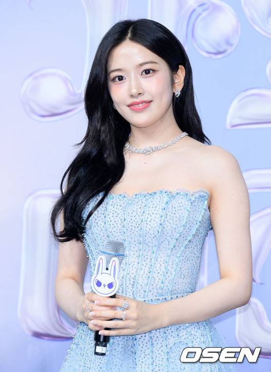 [OSEN=이대선 기자] 21일 오후 인천 영종도 인스파이어 아레나에서 ‘2024 SBS 가요대전 서머(2024 SBS 가요대전 Summer)’ 블루카펫 행사가 열렸다.‘2024 SBS 가요대전 Summer’는 잔나비를 비롯해 NCT 127, 온앤오프, Stray Kids, (여자)아이들, 투모로우바이투게더, 이영지, CRAVITY, WOOAH, STAYC, 엔하이픈, NMIXX, IVE, 르세라핌, 뉴진스, xikers, KISS OF LIFE, ZEROBASEONE, NCT WISH, 아일릿까지 총 20팀의 아티스트가 출연한다.아이브 안유진이 블루카펫을 밟고 있다. 2024.07.21 /sunday@osen.co.kr