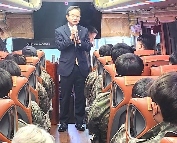 최호권 서울 영등포구청장이 예비군 수송 버스 안에서 예비군들과 대화하고 있다. 영등포구 제공