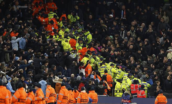 ▲ '싸우고 싶나?', 페예노르트 팬들이 맨체스터 시티와의 유럽축구연맹 챔피언스리그 리그 페이즈에서 0-3으로 지고 있던 경기를 3-3 무승부로 끝내자 흥분했다. 1-3이 된 순간부터 맨시티 팬들을 향해 물건을 던지는 등 시비가 붙기 시작했다고 한다. ⓒ연합뉴스/REUTERS